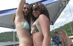 Jetzt beobachten - Horny girls strip on the boat while men watch