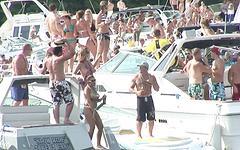 Guarda ora - Girls dance to the music on boats