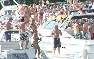 Downloaden Girls dance to the music on boats