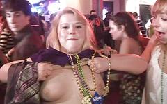 Ver ahora - Shirley shows boobs for beads