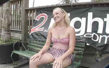 Downloaden Blonde takes you on tour of the party venue and what's beneath her panties