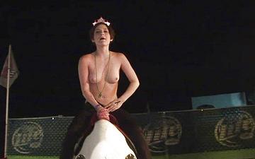 Downloaden Three topless brunettes ride a mechanical bull