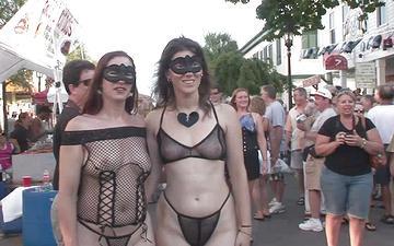 Downloaden Sexy milfs show off tits and ass in paint and lingerie at mardi gras