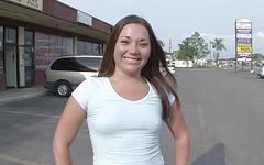 Regarde maintenant - Brunette strips and shows off pussy in truck stop parking lot