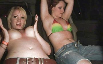 Télécharger Blonde and brunette 19 year olds do a striptease in the back of a car