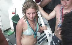 Regarde maintenant - Boat parties in the ozarks offer plenty of topless action