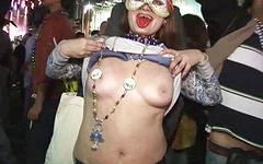 Guarda ora - Tattooed titties on display at mardi gras