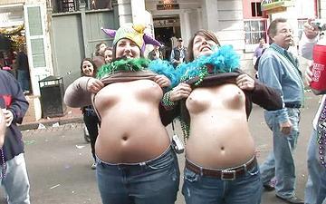 Descargar Mardi gras gives you more tits and ass than ever