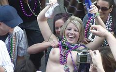 Kijk nu - Charlotte tries out mardi gras