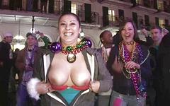 Kijk nu - Sharon gets tons of beads for flashing men