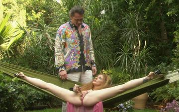 Herunterladen Annie body gets fucked on vacation