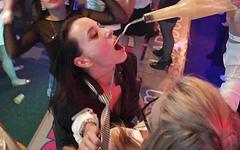 Jetzt beobachten - Blowjob competitions at orgy have women swallowing stranger's cum 