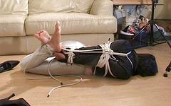 Regarde maintenant - Naughty rashir wears high heels and is bound with rope