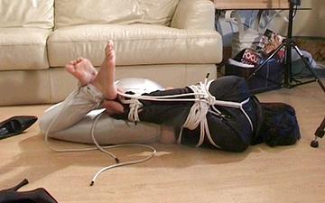 Télécharger Naughty rashir wears high heels and is bound with rope