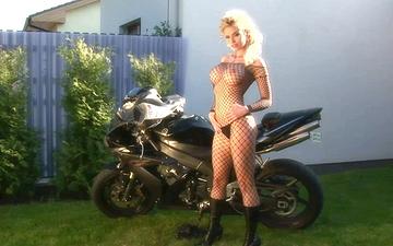 Scaricamento Gorgeous blonde caylian curtis masturbates on her motorcycle in lingerie