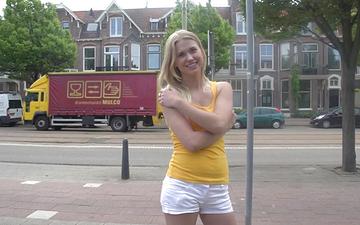 Descargar Blonde dutch hottie strips down and masturbates on a couch