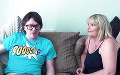 Ver ahora - Granny gets laid by nerd pervert