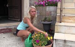 Jetzt beobachten - Blonde tanned teen princess uses fingers to pretend sex a real guy 