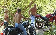 Nomi, Tiffany Mason et Oceane font une orgie avec une bande de motards. - movie 3 - 5