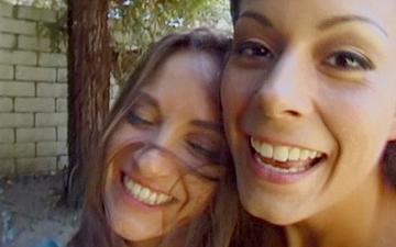 Scaricamento Felecia danay e jacklyn lick hanno un'eccitante sessione lesbo su un'automobile