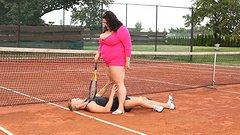 Fat brunette facesitting on the tennis court - movie 2 - 3