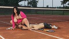 Fat brunette facesitting on the tennis court - movie 2 - 6