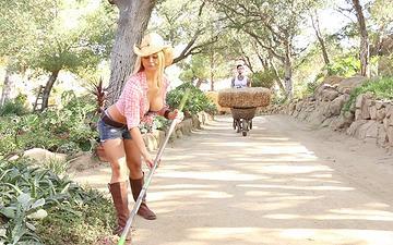 Descargar Sarah vandella gets a redneck inspired outdoor fuck and cummed titties