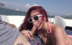 Monique Alexander lutscht Schwanz auf einem Boot - movie 1 - 4