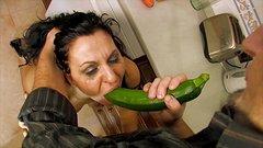 A la MILF italiana Sonia Rox le follan todos los agujeros con verduras en la cocina - movie 3 - 6