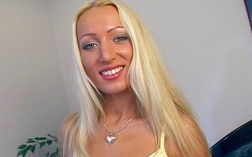 Herunterladen Diana doll macht ihren ersten porno und fickt den größten schwanz, den sie je gesehen hat