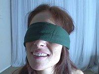 Ginger Lea draagt een blinddoek en neemt een harde lul ver in haar keel - movie 9 - 7