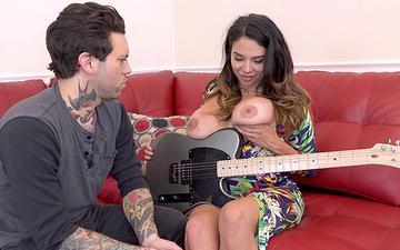 Descargar Missy martinez se deja afinar el coño por su instructor de guitarra