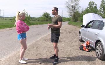 Herunterladen Anna rey has a road side quickie with a hot college stud