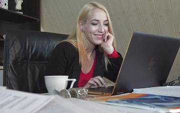 Herunterladen Liz rainbow gets fucked like a slut on her desk by and old man