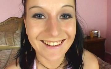 Scaricamento La bruna renee pornero succhia il cazzo nero e subisce una doppia penetrazione