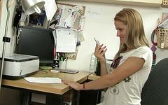 Regarde maintenant - Grad assistant masturbates with a pen in the registrars office