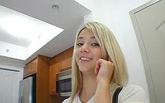 Ashlynn Brooke est une blonde amateur sexy qui souhaite percer dans le porno. - movie 1 - 2