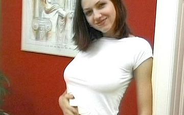 Downloaden Deze domme brunette is een jongere kinky slet