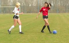 Regarde maintenant - Naomi nevena and vanessa decker ditch soccer practice for lesbian sex