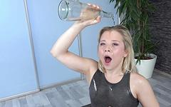 Anna Rey pees while holding anal beads in her ass - movie 1 - 4