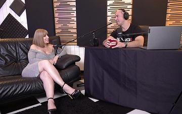 Downloaden Sara jay geeft ons een exclusief interview met haar poesje