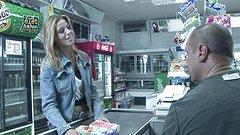 Priscilla scopa con un idiota in un minimarket, aveva bisogno di cazzo ora! - movie 4 - 2