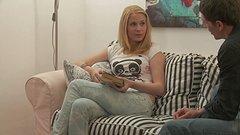 Amber Daikiri bekommt einen Creampie, der aus ihrer Muschi und auf ihre Jeans tropft - movie 3 - 2