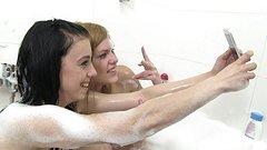 chica morena e Izzy Delphine se hacen correrse mutuamente usando sus bocas - movie 1 - 2