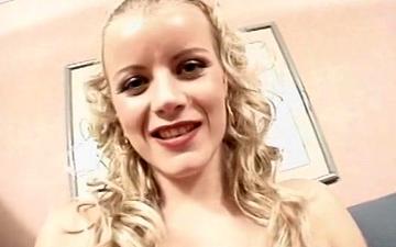 Herunterladen Lea de mae ist eine süße blonde teenagerin, die den harten schwanz und eine gesichtsbehandlung