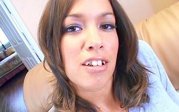 Herunterladen Latina naudia marie likes to finger her pussy as she sucks cock