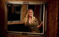 Regarde maintenant - Brandi love te présente la chambre pleine de miroirs