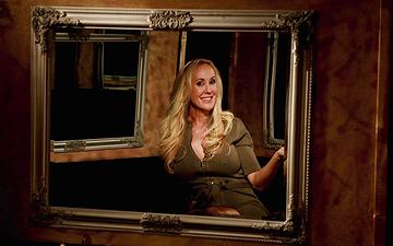 Herunterladen Brandi love stellt dir den room full of mirrors vor