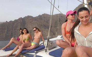 Downloaden Wilde swinger sex party wordt xxx op een zeilboot!