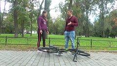 Evelina Darling krijgt een lekke band op de campus en neukt dan de man die haar hielp - movie 1 - 2